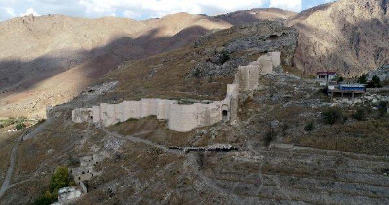 Sivas'ta 788 yıllık Türk kalesi