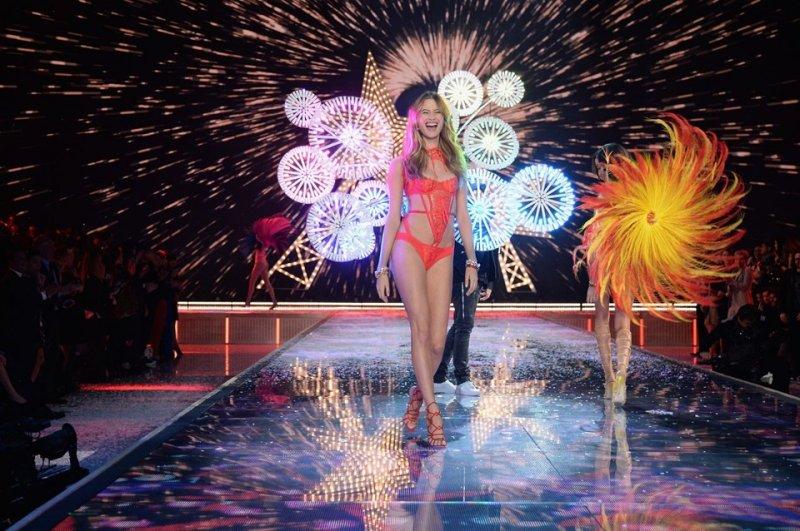Model Behati Prinsloo podyumlara geri dönüyor  - Resim 5