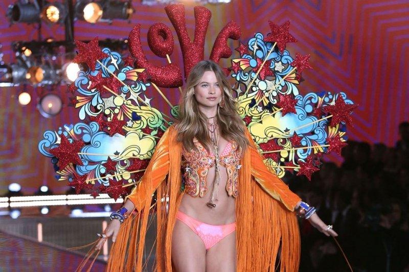 Model Behati Prinsloo podyumlara geri dönüyor  - Resim 2