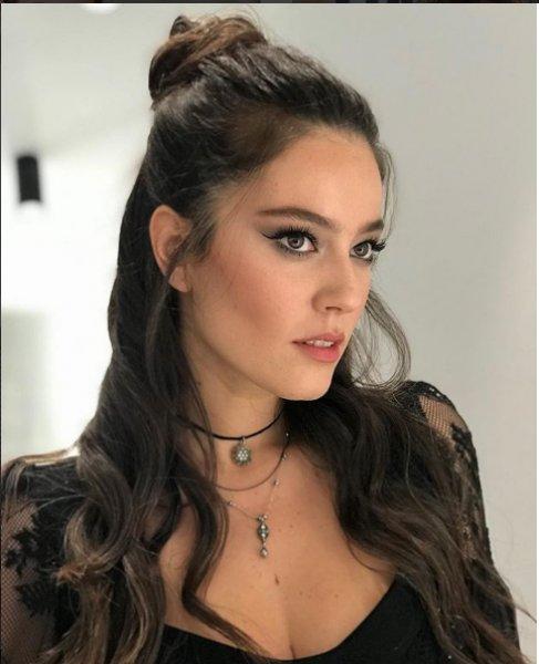 Oyuncu Pelin Akil 3 aylık  hamile 