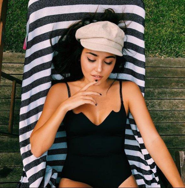 Hande Erçel'den Kardashian pozu