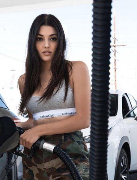 Hande Erçel'den Kardashian pozu