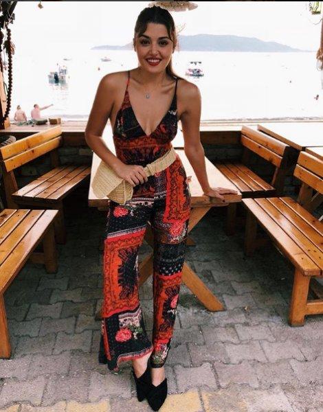 Hande Erçel'den Kardashian pozu