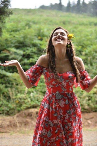 Hande Erçel'den Kardashian pozu