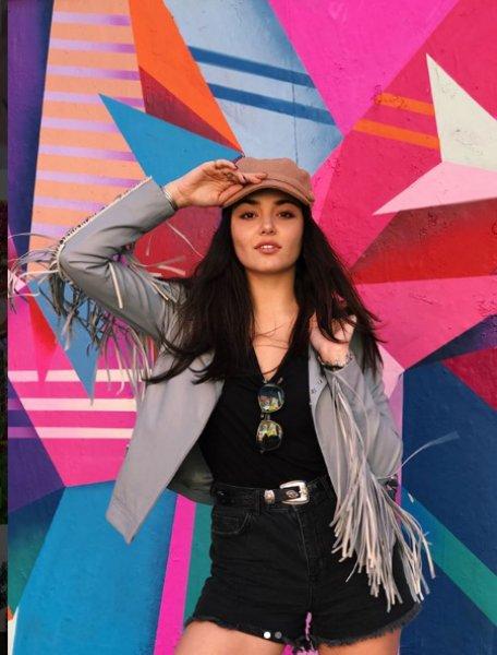 Hande Erçel'den Kardashian pozu