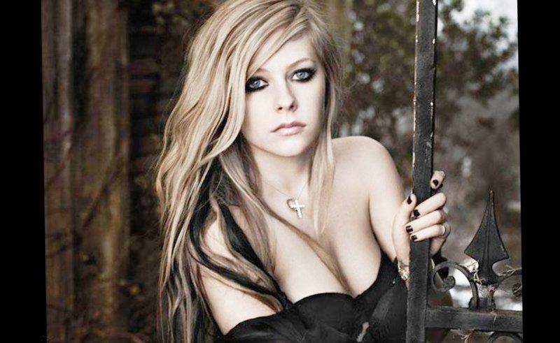 Avril Lavigne: Ölmedim yaşıyorum 