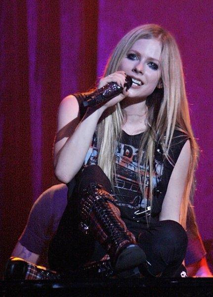Avril Lavigne: Ölmedim yaşıyorum 