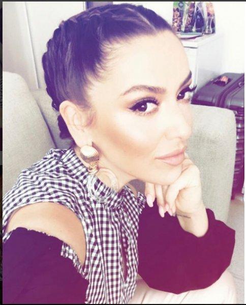 Hadise eteğini kaldırdı