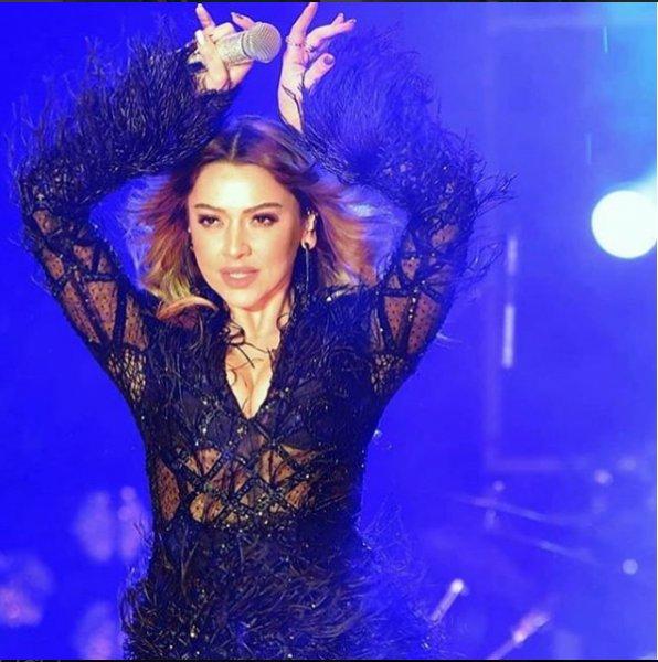 Hadise eteğini kaldırdı