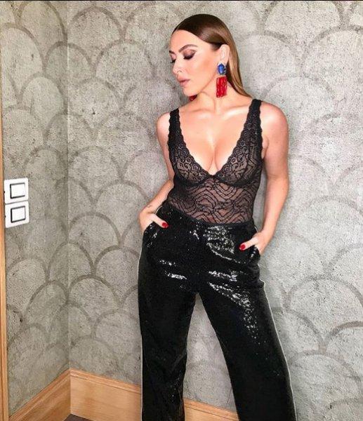 Hadise eteğini kaldırdı