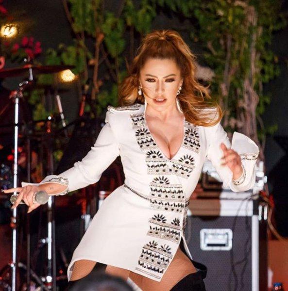 Hadise eteğini kaldırdı