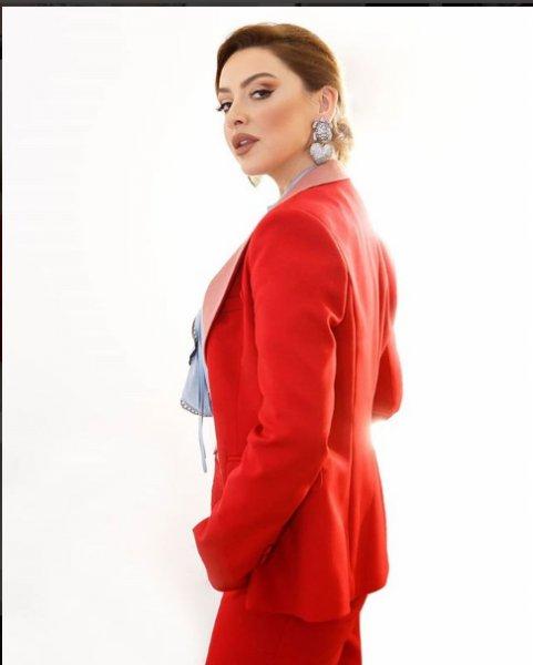 Hadise eteğini kaldırdı