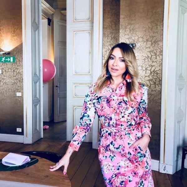 Hadise eteğini kaldırdı