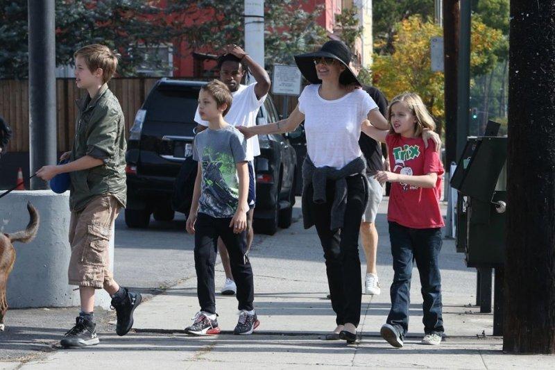 Angelina Jolie çocuklarıyla birlikte görüntülendi 