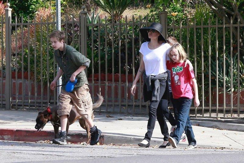 Angelina Jolie çocuklarıyla birlikte görüntülendi 