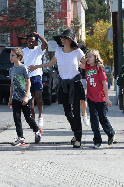 Angelina Jolie çocuklarıyla birlikte görüntülendi 