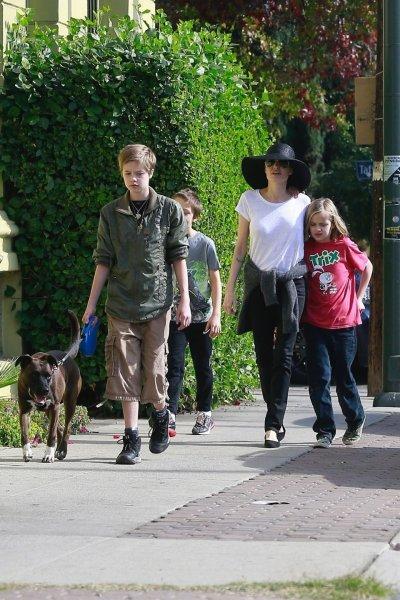 Angelina Jolie çocuklarıyla birlikte görüntülendi 