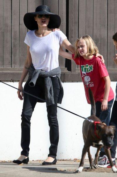 Angelina Jolie çocuklarıyla birlikte görüntülendi 