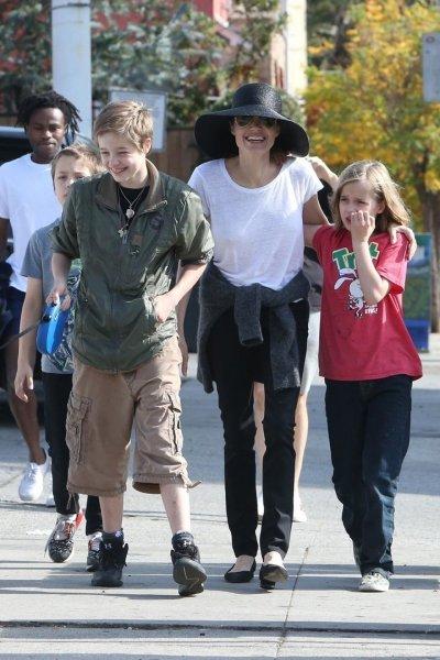 Angelina Jolie çocuklarıyla birlikte görüntülendi 
