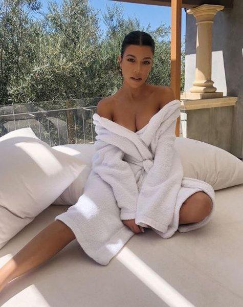 Kourtney Kardashian hamilelik söylentilerini yalanladı 