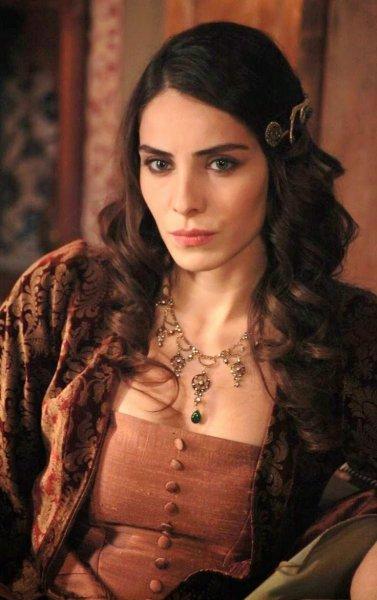 Nur Fettahoğlu'ndan yeni imaj