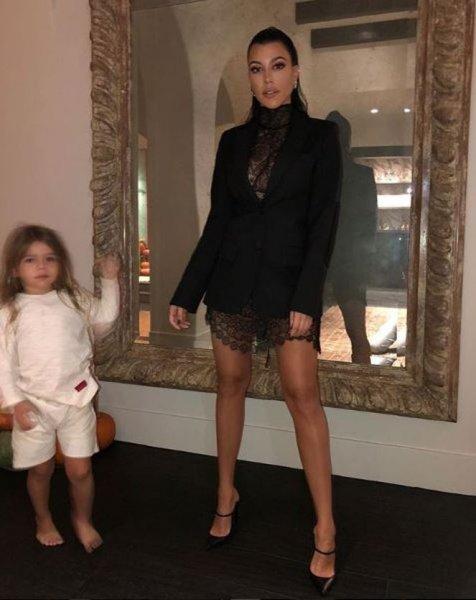 Kourtney Kardashian hamilelik söylentilerini yalanladı 