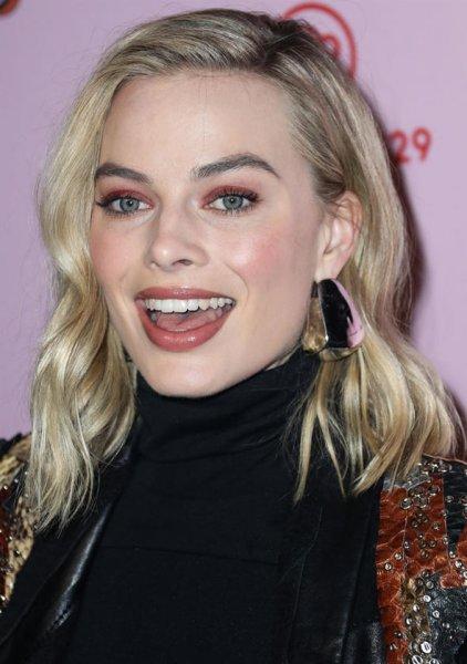 Margot Robbie: 30 adamın ortasında sevişmek utanç verici 