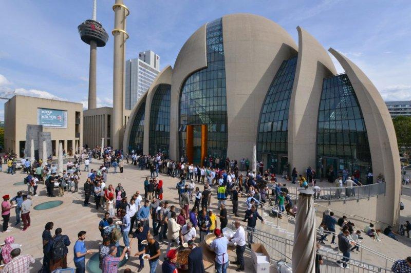 Köln Merkez Camii mimarisiyle büyülüyor