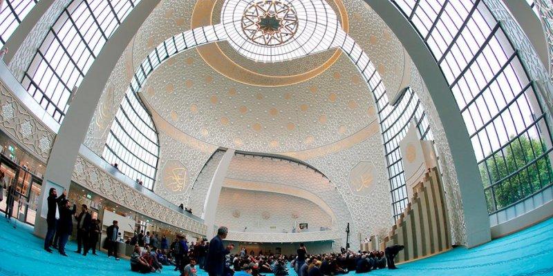 Köln Merkez Camii mimarisiyle büyülüyor