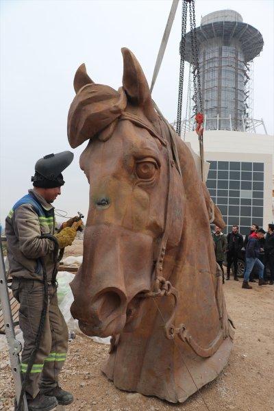 Bolu'da dev Köroğlu heykelinin montajına başlandı