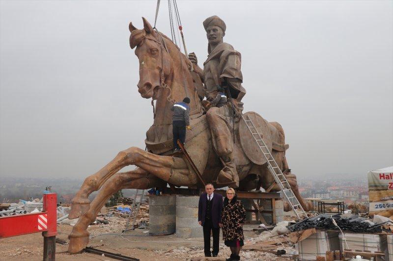 Bolu'da dev Köroğlu heykelinin montajına başlandı