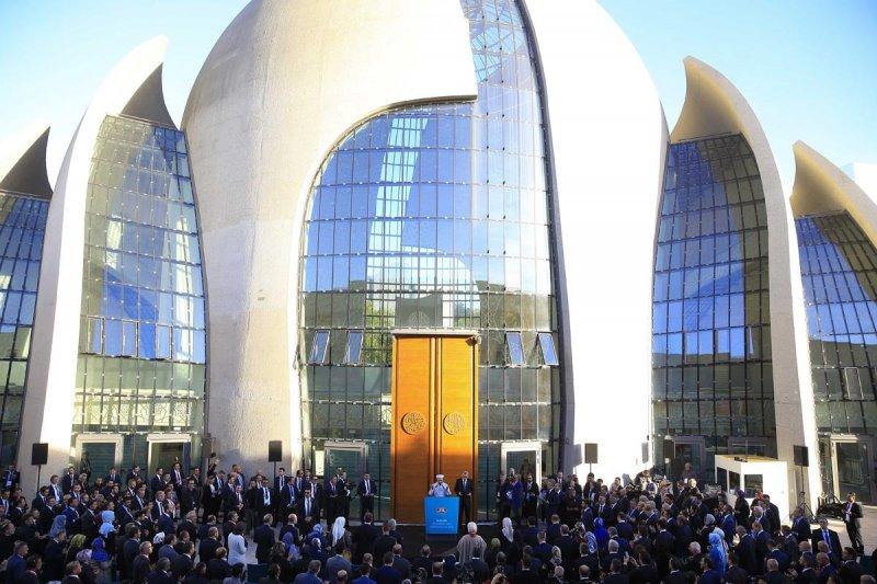 Köln Merkez Camii mimarisiyle büyülüyor