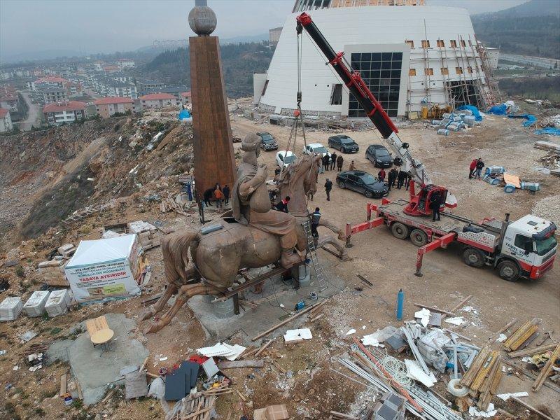 Bolu'da dev Köroğlu heykelinin montajına başlandı
