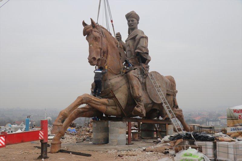 Bolu'da dev Köroğlu heykelinin montajına başlandı