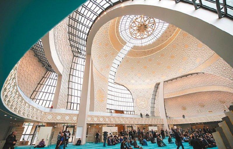 Köln Merkez Camii mimarisiyle büyülüyor