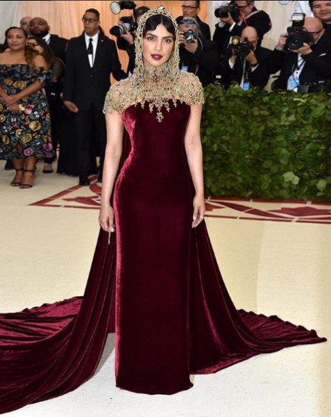 Hint oyuncu Priyanka Chopra ile Nick Jonas evlendi