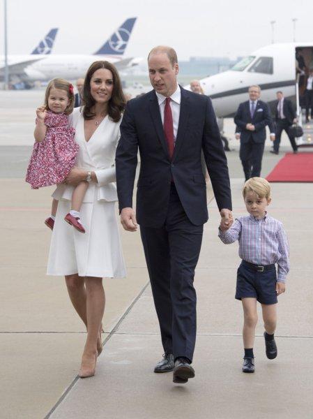 Kate Middleton  çocuklarına ucuzluk mağazasından oyuncak aldı  - Resim 11