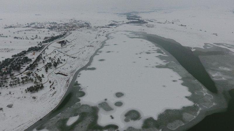 Elazığ’da Cip Barajı soğuk hava yüzünden buz tuttu
