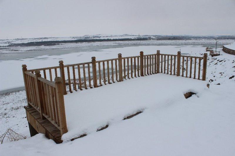 Elazığ’da Cip Barajı soğuk hava yüzünden buz tuttu