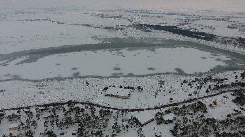 Elazığ’da Cip Barajı soğuk hava yüzünden buz tuttu