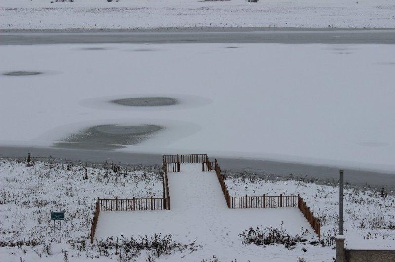 Elazığ’da Cip Barajı soğuk hava yüzünden buz tuttu