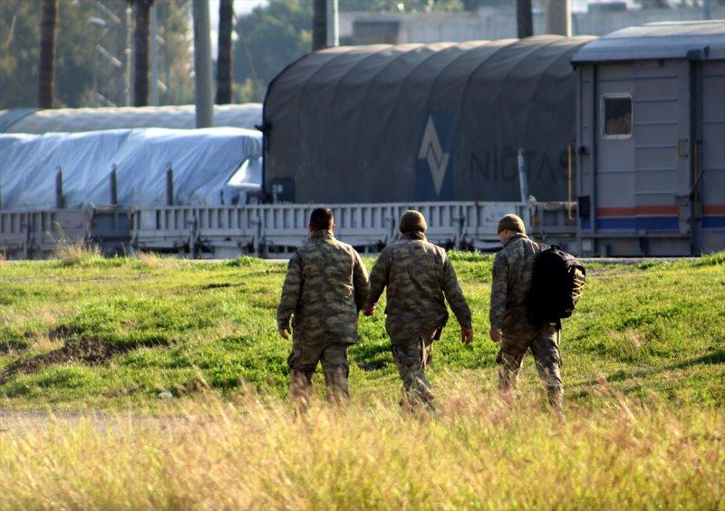 Suriye sınırına askeri sevkiyat sürüyor