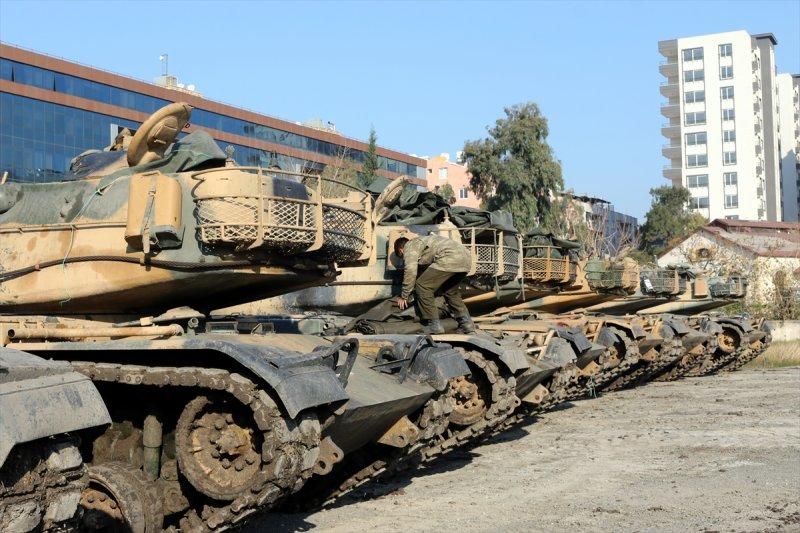 Suriye sınırına askeri sevkiyat sürüyor