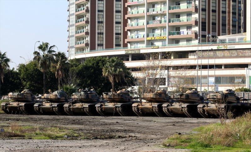 Suriye sınırına askeri sevkiyat sürüyor