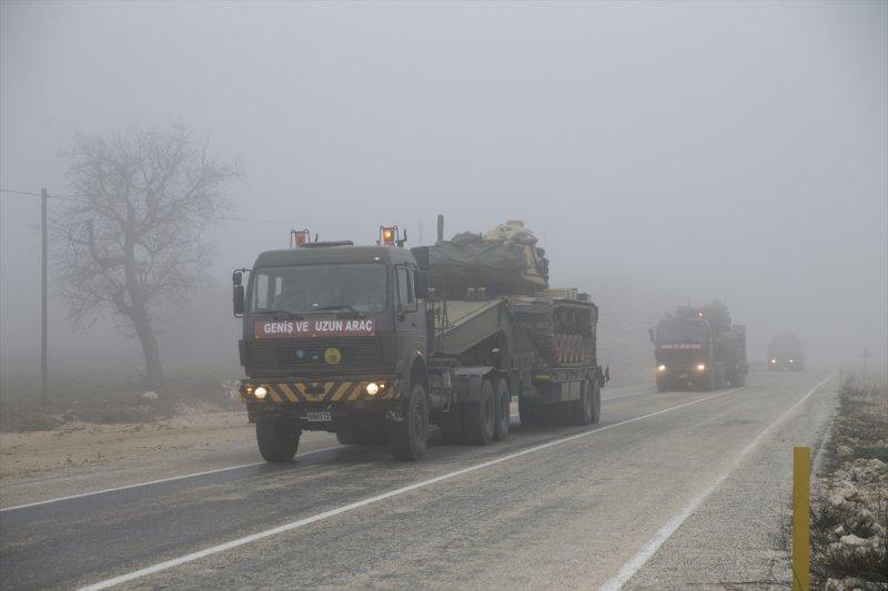 Suriye sınırına askeri sevkiyat sürüyor