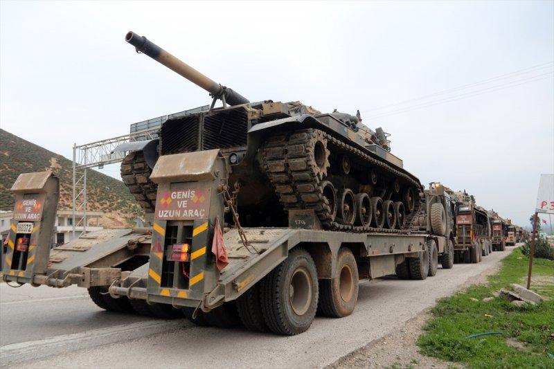 Suriye sınırına askeri sevkiyat sürüyor