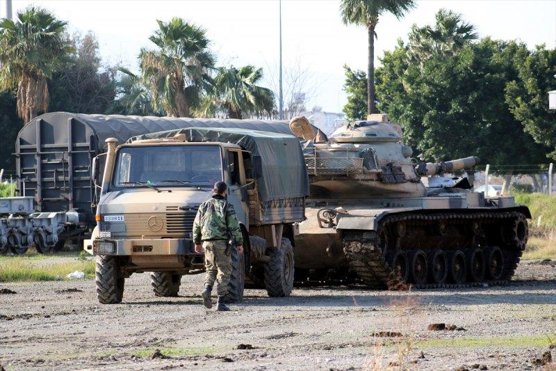 Suriye sınırına askeri sevkiyat sürüyor