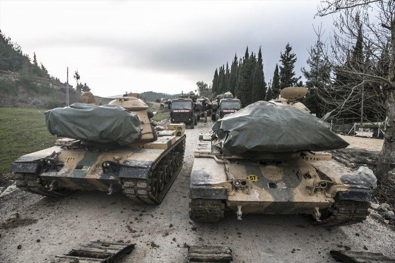 Suriye sınırına askeri sevkiyat sürüyor