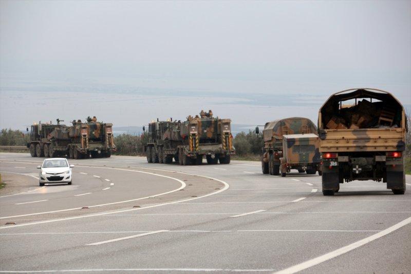 Suriye sınırına askeri sevkiyat sürüyor