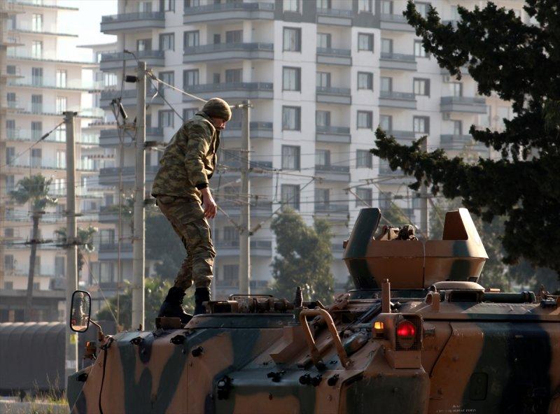 Suriye sınırına askeri sevkiyat sürüyor